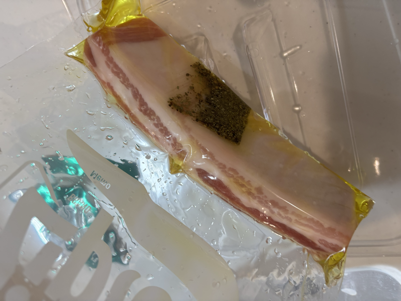 ブーケガルニ、豚バラをジップロックに入れて、全体が浸るくらいオリーブオイルを入れた様子