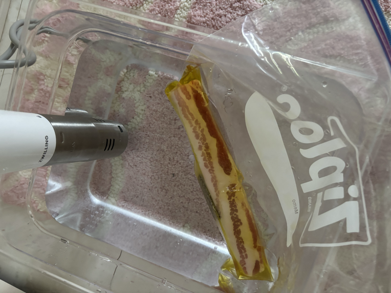 低温調理機用コンテナにセットした様子
