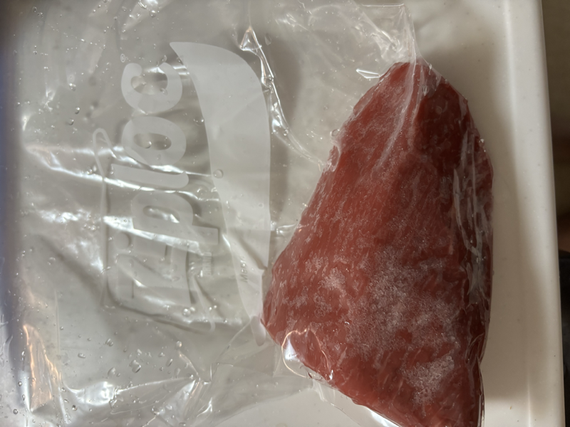 ジップロックに入った牛モモ