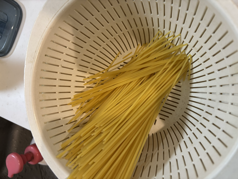 ザルにあけた乾麺のスパゲッティ
