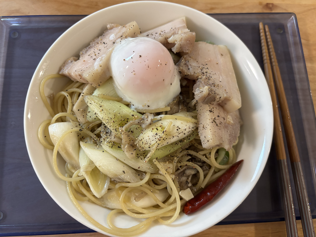豚バラコンフィとネギ・まいたけのペペロンチーノの完成イメージ