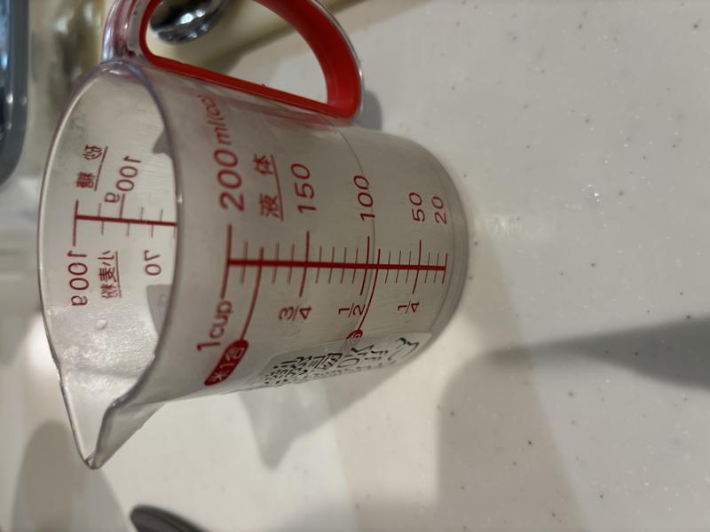 茹で汁を入れた計量カップ