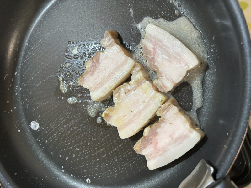 フライパンで焼き始めた豚バラコンフィ