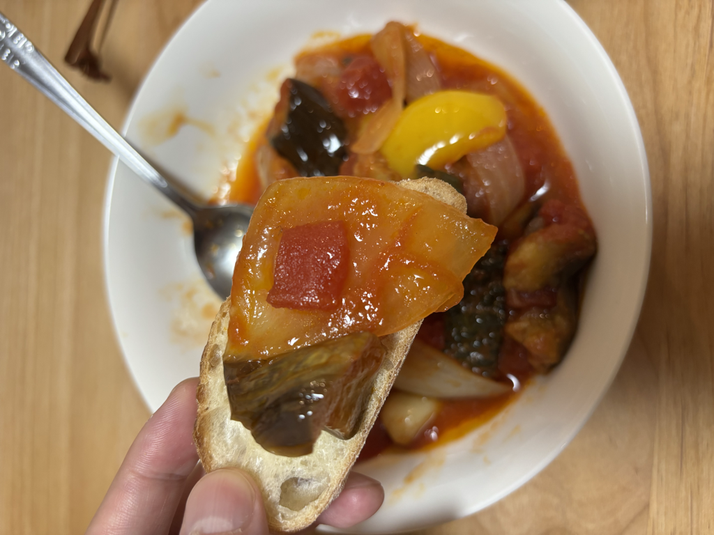 パンにつけて食べる様子