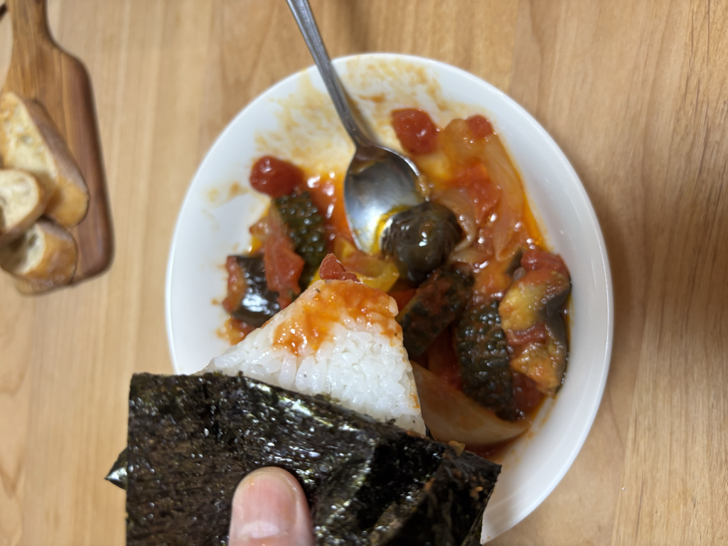 おにぎりにつけて食べる様子