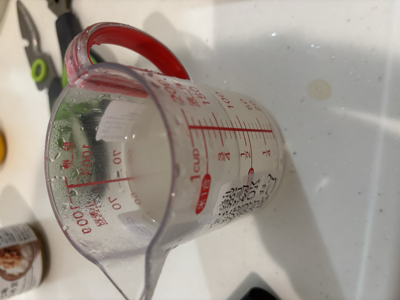 茹で汁を入れた計量カップ