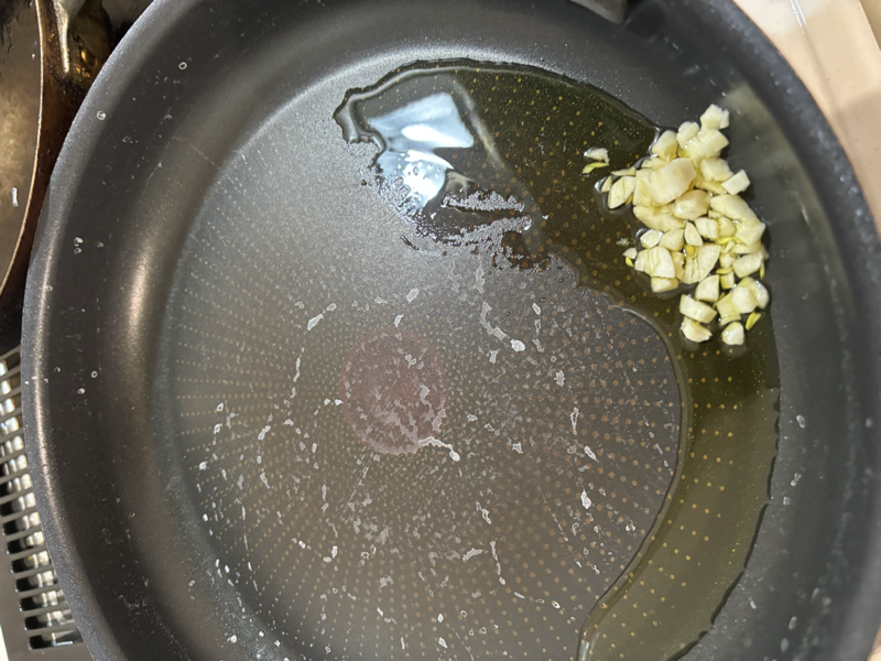 オイルの中のみじん切りのにんにく